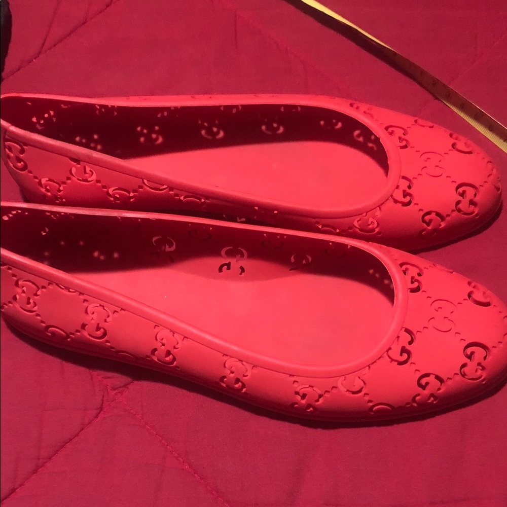 Gucci Scarlet Cutout Loafers - Picture 5 of 5